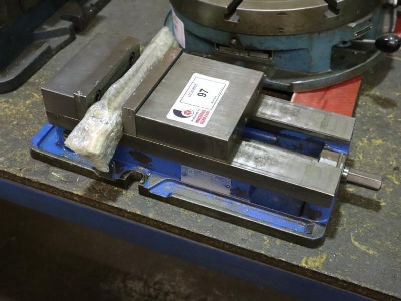 Kurt D675 6" Machine Vise, Steel Jaws, Handle- Auction Item