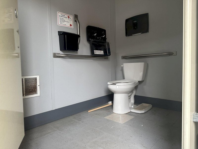 2008 MICHIANA MEN&#039;S &amp; WOMEN&#039;S PORTABLE BATHROOM TRAILER: STOCK #23097