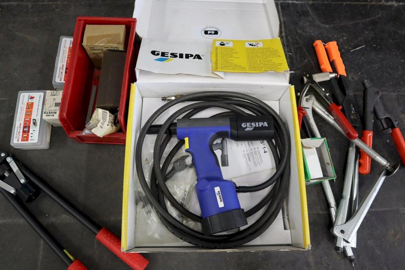Gesipa Taurus 1 Pneumatic Speed Rivet Gun with Manual Riveters and Rivets- Auction Item