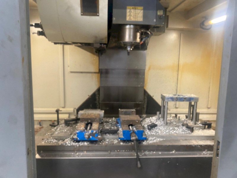 Akira Seiki Performa HV5.5A VMC, 2015 – Chip Conveyor, Mi645 Control