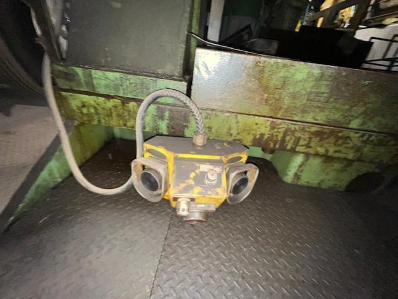 700 TON VERSON 700-HD-2-144T HYDRAULIC PRESS STOCK# 3992