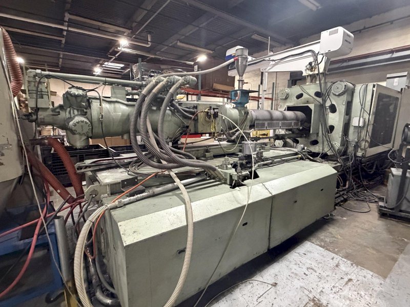 Nissei Used FV660-310L Injection Molding Machine, 720 Ton, 132 oz.,  yr. 2005