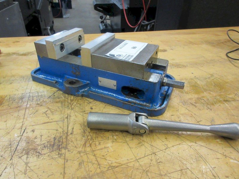 Kurt D40 4&quot; Machine Vise with Handle and Aluminum Jaws- Auction Item