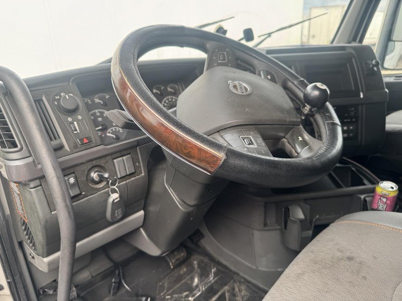 Volvo VNL Sleeper Semi Truck, 2023 – D13 Engine