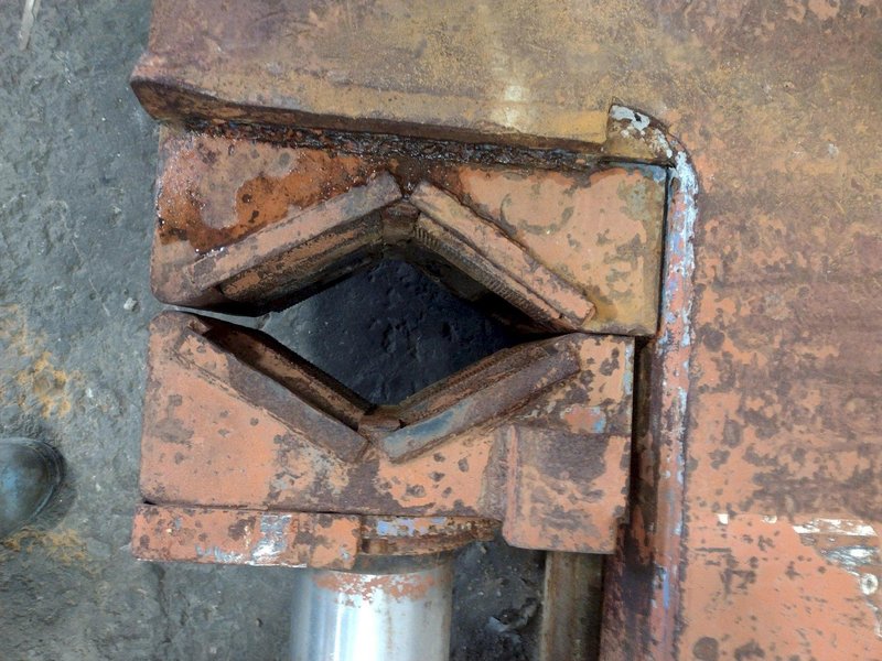 (2) HYDRAULIC PIPE VISES WITH HYDRAULIC POWER UNIT: STOCK 17506