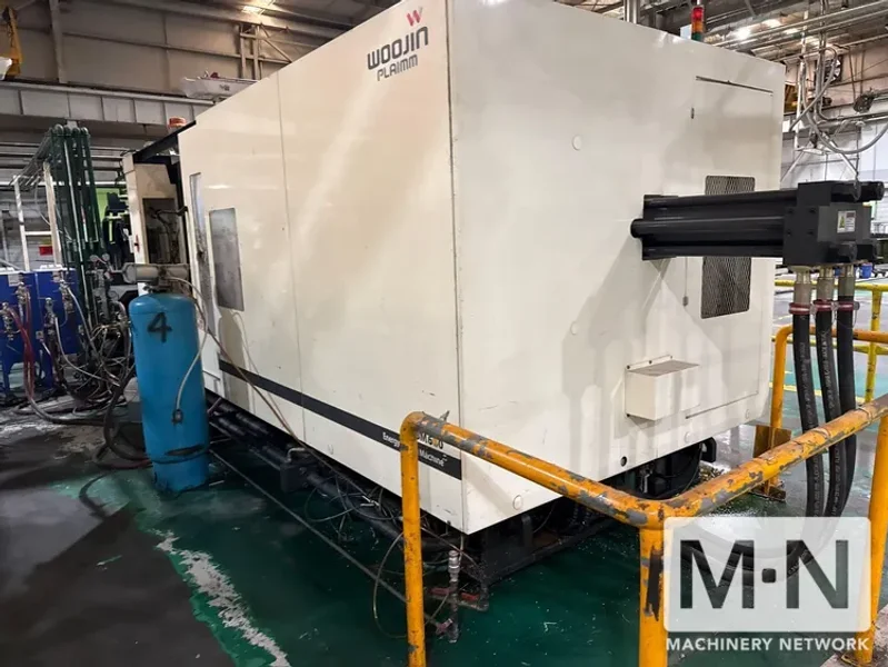 680 TON 101 OZ WOOJIN MODEL SM680 INJECTION MOLDING MACHINE MFG 2014