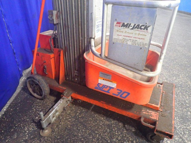 SKYJACK 350 LBS MANLIFT  -  I30