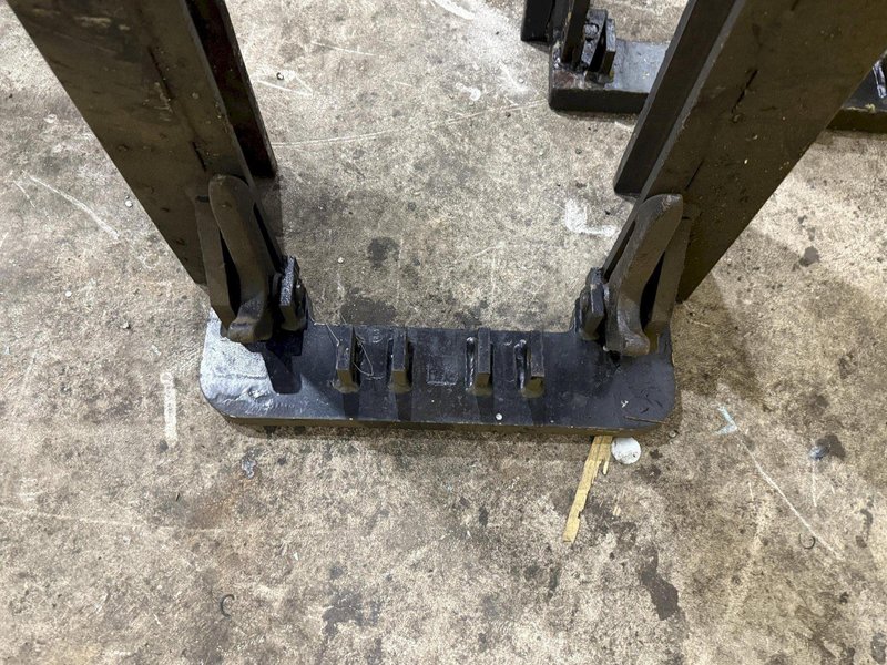 30,000 LBS SUPERIOR FAB MODEL #98-105-617 FORKLIFT MAST: YOBRO #23993