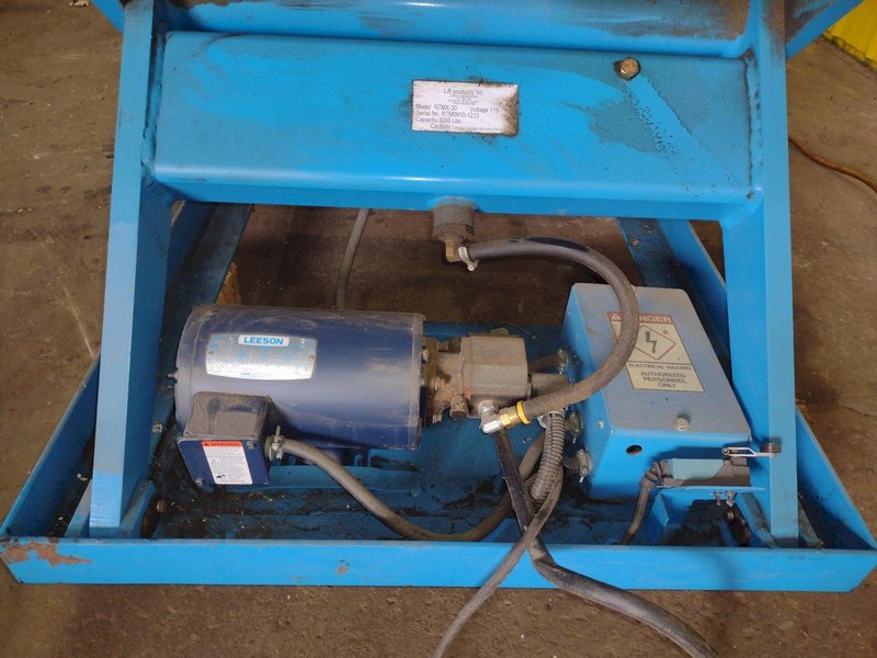 3,000 LBS X 48" X 48" ROTO-MAX HYDRAULIC SCISSOR LIFT TABLE W/ ROTARY LEWCO ROLLER CONVEYOR TOP, 110 VOLT: STOCK #20874