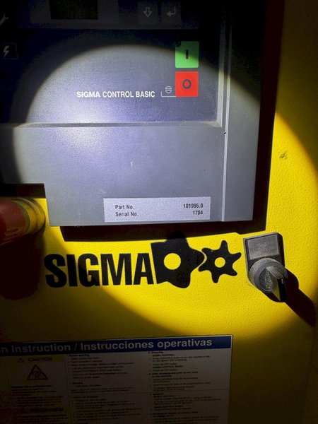 2015 Kaeser SK15 Rotary Screw Air Compressor (15 HP) – Tank Mounted
•	10,152 run hours 
•	15 HP rotary screw compressor
•	Tank-mounted unit (compact setup)
•	Runs strong and builds pressure without issues
•	Well-maintained
Note: Internal refrigerated dryer is not functioning. Compressor itself operates perfectly—many users run external dryers if needed.
Great unit for shop or warehouse use.