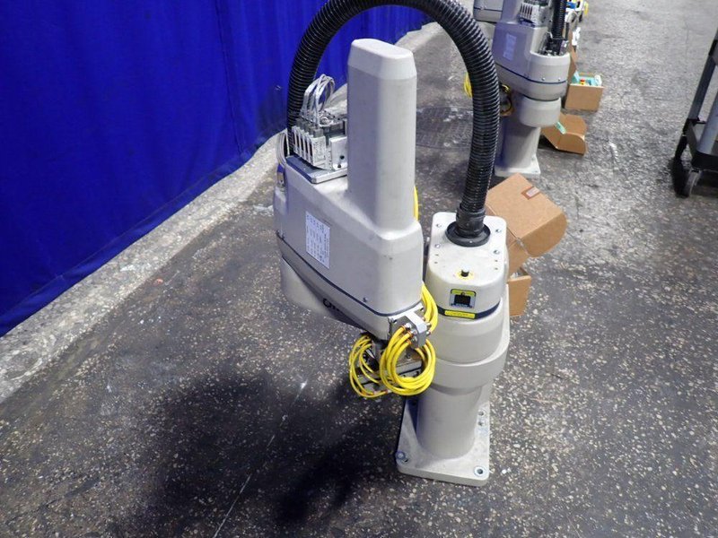 OMRON ADEPT INDUSTRIAL ROBOT   -  ECOBRA 600