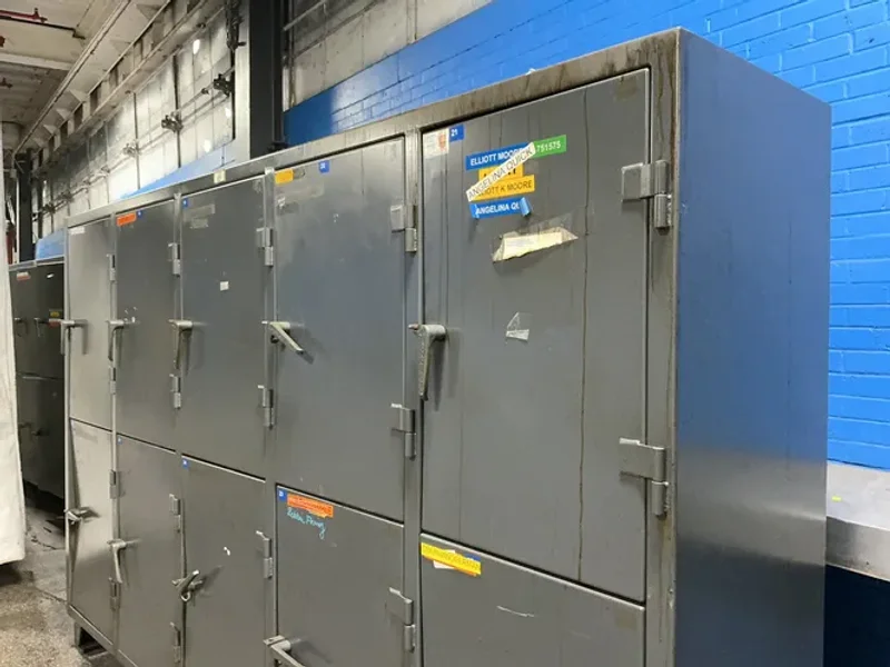 STRONG HOLD 10 DOOR LOCKERS