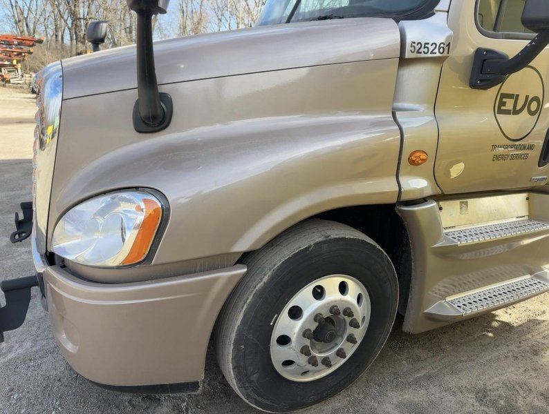 2015 Freightliner Cascadia Sleeper – Detroit DD15 455HP – Eaton 10 Speed – Tandem Axle Highway Tractor