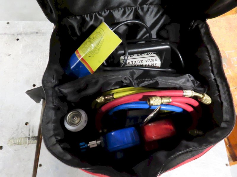Rotary Vane Vacuum Pump with R134A Manifold Gage Set, Refrigerant Charging Hose Set and R-134A Refrigerant and Case.- Auction Item