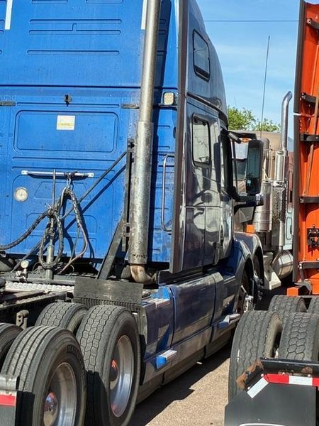 Volvo VNL64T860 Sleeper Semi Truck, 2024 – 162,325 Miles, Volvo D13, I-Shift Automatic, 77” Sleeper, Tandem Axle Highway Tractor