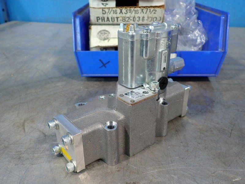 PARKER 140 PSIG VALVAIR II FOUR WAY MANIFOLD MOUNTED VALVES  -  L6753910253