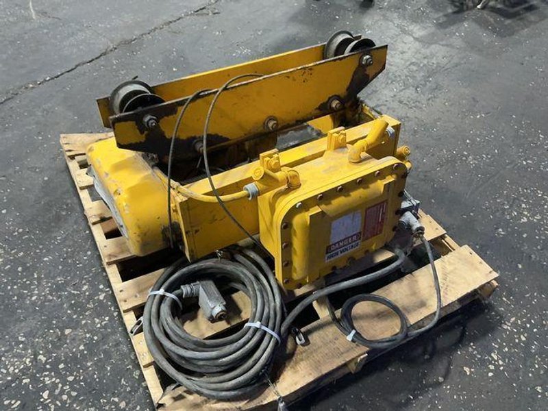 DAVID ROUND 1 TON ELECTRIC WIRE ROPE HOIST   -  55