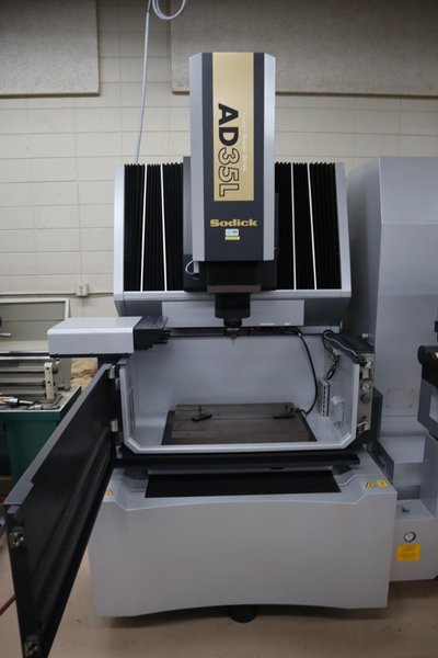 Sodick AD35L CNC EDM Sinker Electrical Discharge Machine, 4 Electrode Changer, Sytem 3R Head, LN2 Control, C (U) Axis- Auction Item