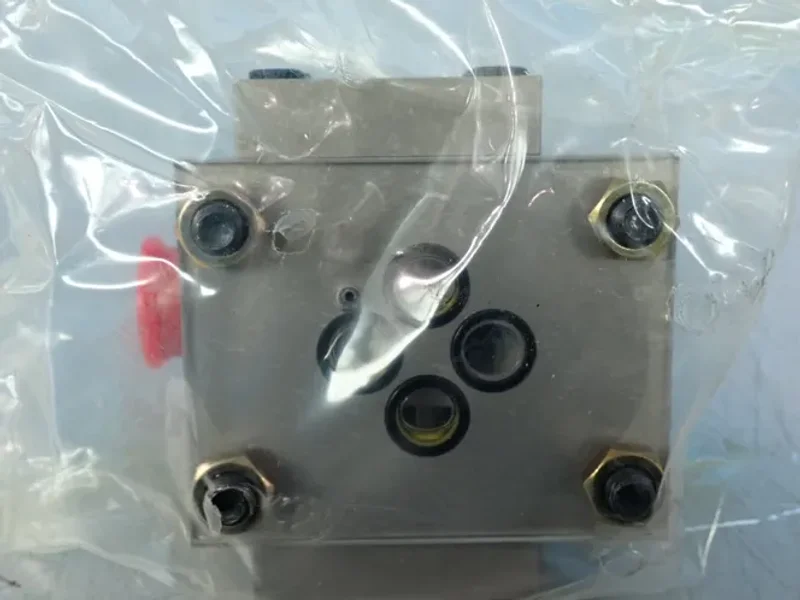 MOOG SERVO VALVE  -  J076-019