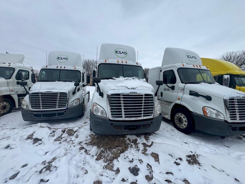 2015 Freightliner Cascadia Day Cab Truck with APU – Detroit DD15 455HP, Eaton Fuller 10-Speed, Tandem Axle Class 8 Highway Tractor