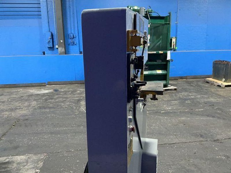 KALAMAZOO 18”-30” THROAT, 10” H STARTRITE VERTICAL BAND SAW  -  24-V-10