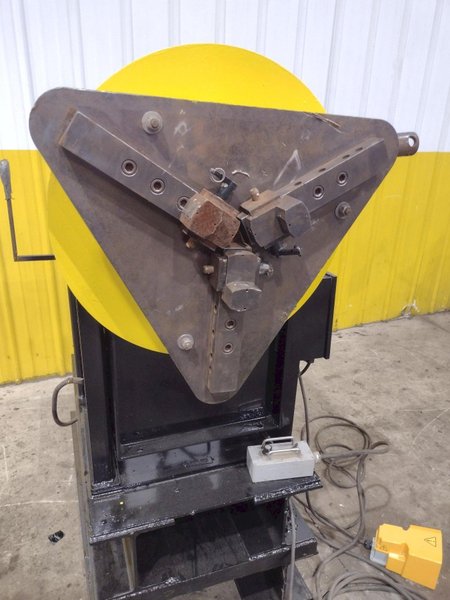 1,250 LB STINGER MODEL #P-1250 PIPE WELDING POSITIONER WITH 30" GRIPPER CHUCK : YOBRO #25213