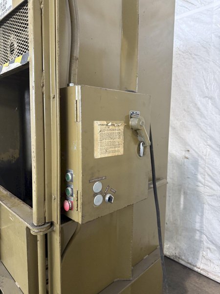 54&quot; X 40&quot; PIQUA SERIES 40 VERTICAL BALER. STOCK # 0131825