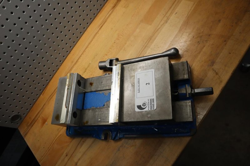 Kurt D-675 6&quot; Machine Vise w Handle and Aluminum Jaws- Auction Item