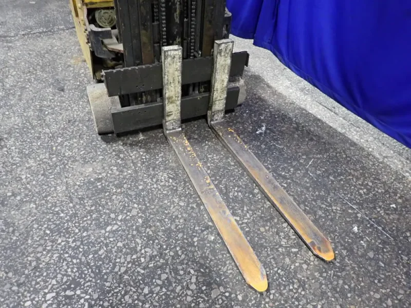 YALE 3000 LBS STAND-UP FORKLIFT  -  ESC030G4T083