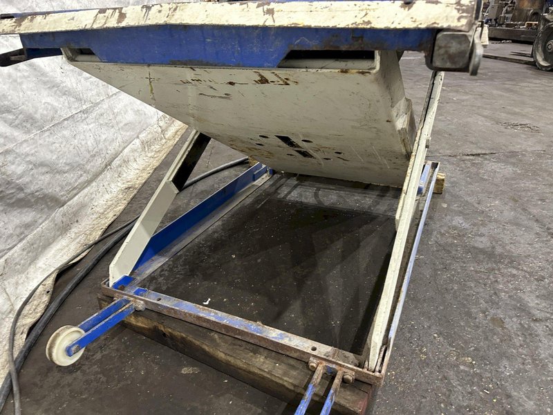 6000 LB CHISUM AIR BAG PLATFORM LIFT: STOCK #77681