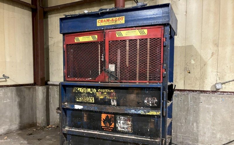 60" CRAM-A-LOT VERTICAL HYDRAULIC BALER: YOBRO #24584