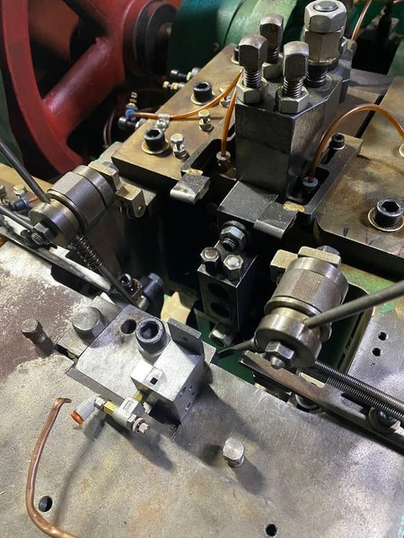 1/8&quot; Shanghai Wuling Model SD-30 Bi-Metal Contact Heading Machine