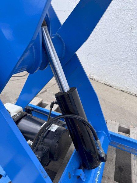 3000 LB BISHAMON MODEL L3K-TT HYDRAULIC SCISSOR LIFT TABLE: STOCK #81315