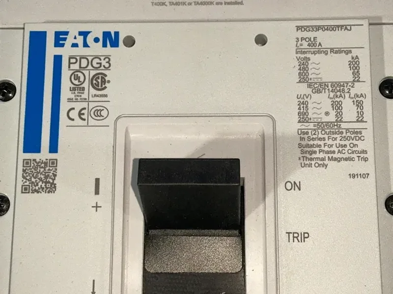 EATON MOLDED CASE CIRCUIT BREAKER  -  PDG33P0400TFAJ