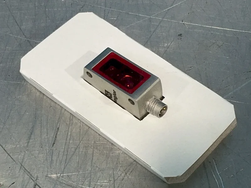 WENGLOR PHOTOELECTRIC REFLEX SENSORS WITH BACKGROUND SUPPRESSION  -  P2KH018