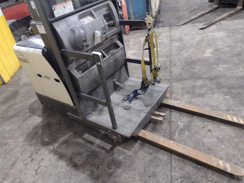 CROWN ORDER PICKER FORKLIFT: YOBRO #25680
