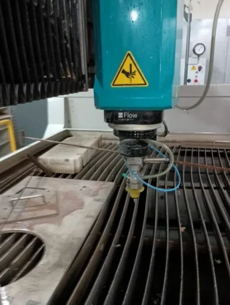 2022 FLOW MACH 200 3020 PIVOT | Waterjet Cutters