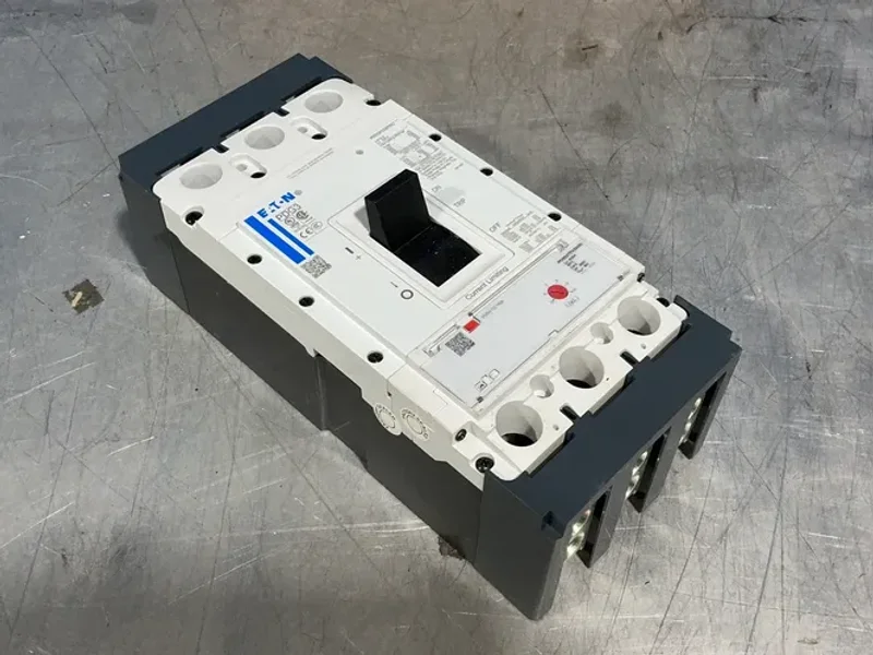 EATON MOLDED CASE CIRCUIT BREAKER  -  PDG33P0400TFAJ