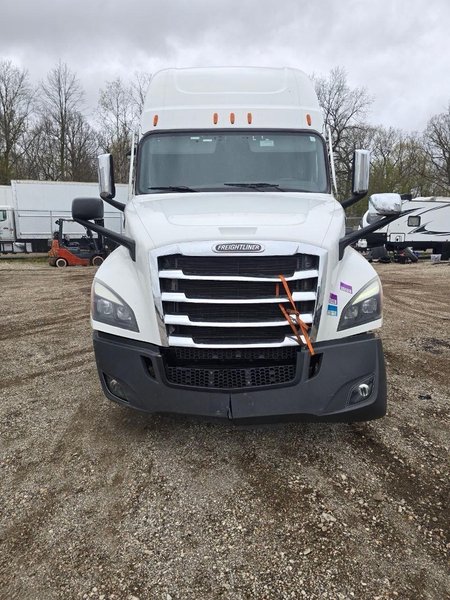 Freightliner Cascadia 126 Sleeper Truck, 2023 – Detroit DD15 / DT12 Automatic, Tandem Axle Class 8 Semi Tractor