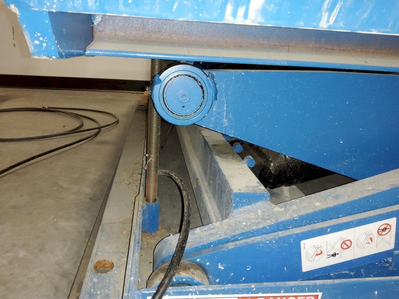 2020 BLUE GIANT 15,000LB DOCK LIFT