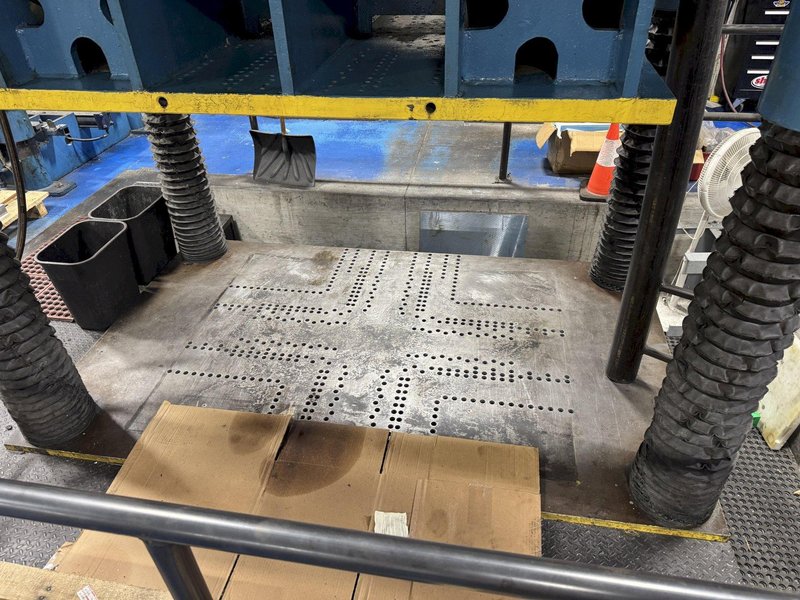 100 TON DAKE 18-255 HYDRAULIC 4 POST SPOTTING PRESS. STOCK # 0889925