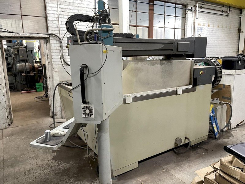 Flow Mach 2-1313B CNC Waterjet Cutting Machine with 60,000 PSI Intensifier and Flow Paser CF900