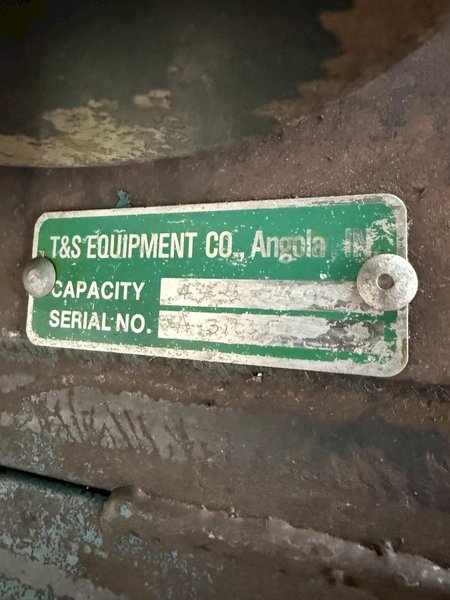 4,000 LB 48&quot; X 48&quot; HYDRAULIC TILT TABLE. STOCK # 1003825.