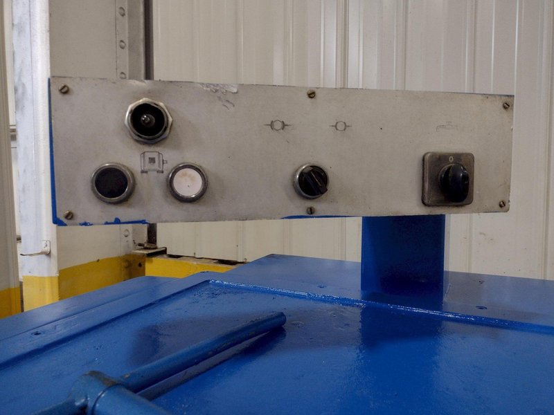 33" x  200" SUMMIT MODEL 30X4-200 ENGINE LATHE 4" HOLE: STOCK 15015