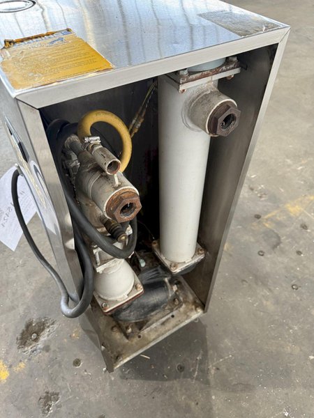 ADVANTAGE ENGINEERING WATER-CIRCULATING TEMPERATURE CONTROL UNIT. STOCK # 1115424