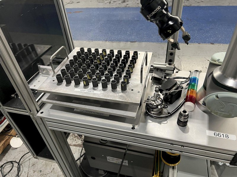 Universal Robots UR5e Cobot With Parts loading base/station. New-2020