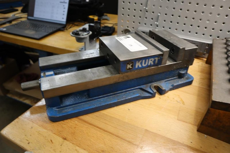 Kurt D688 6&quot; Machine Vise w Steel Jaws- Auction Item