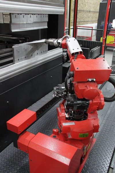 60 Ton x 4′ Amada EG6013 Automated Bend Cell, 2017 – 6 -Axis Robot, 7-Axis Backgauge