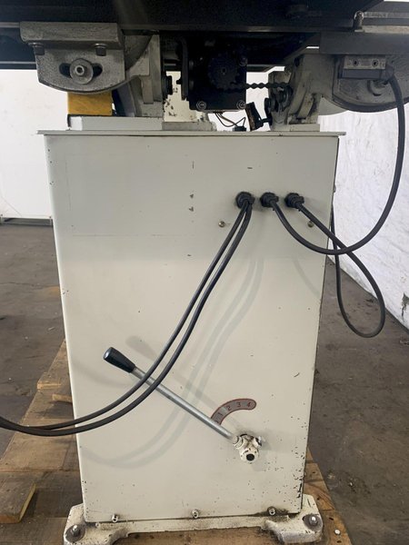 KBC MACHINERY BAV-700PF VERTICAL BANDSAW W/ POWERFEED. STOCK #0679824