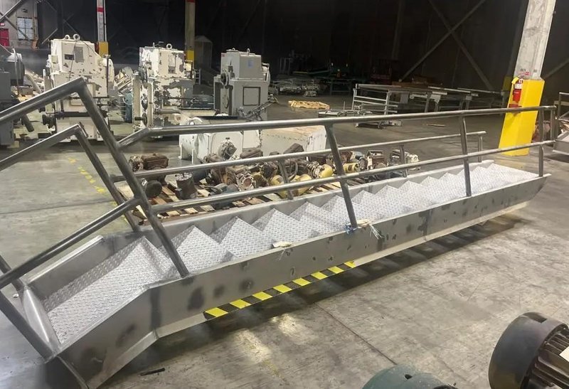 17' HIGH ALUMINUM STAIRS, 13" WIDE TREADS &amp; 6" RISE: YOBRO #24879